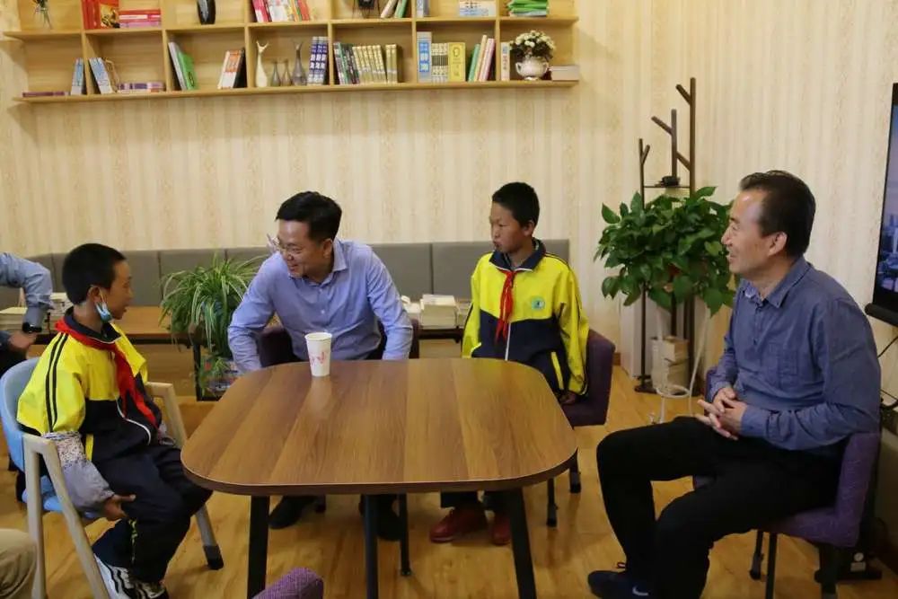开元棋官方正版下载 天津市审计局副局长王维章看望下河村困难学生