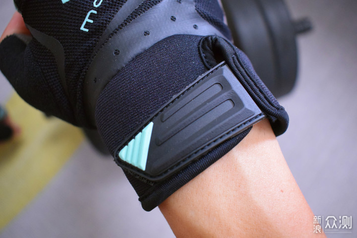 撸铁戴手套,你以为只是为了防止磨出老茧?_新浪众测