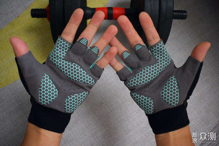 撸铁戴手套,你以为只是为了防止磨出老茧?_新浪众测