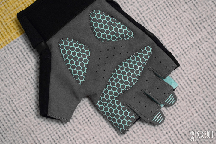 撸铁戴手套,你以为只是为了防止磨出老茧?_新浪众测
