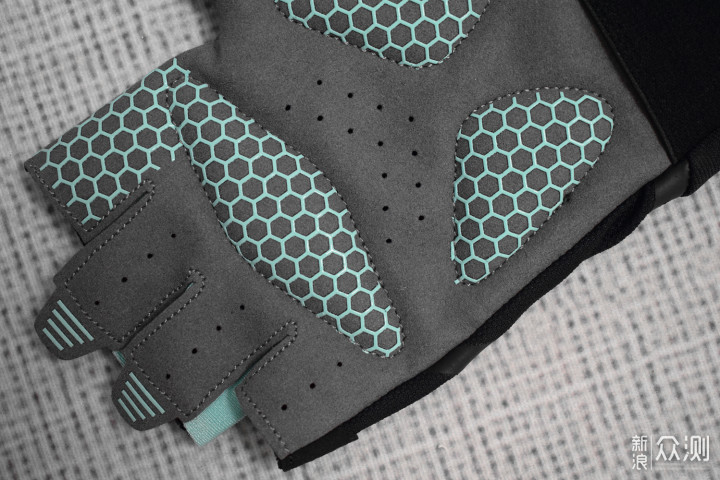 撸铁戴手套,你以为只是为了防止磨出老茧?_新浪众测