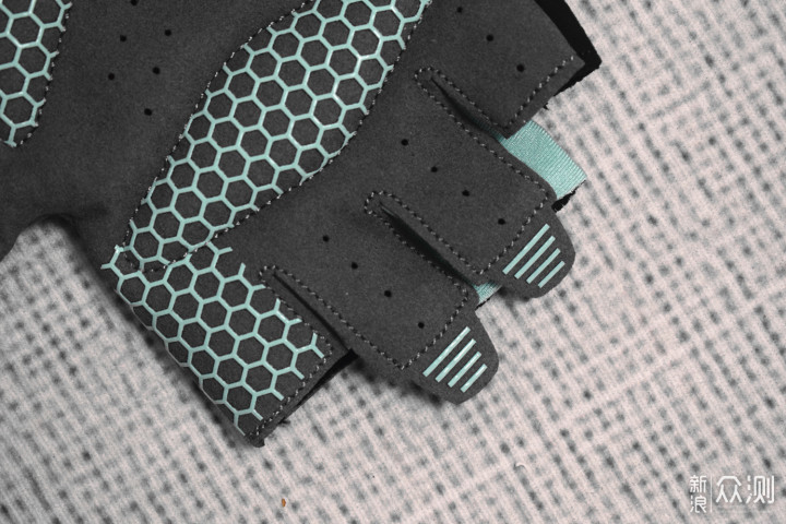 撸铁戴手套,你以为只是为了防止磨出老茧?_新浪众测