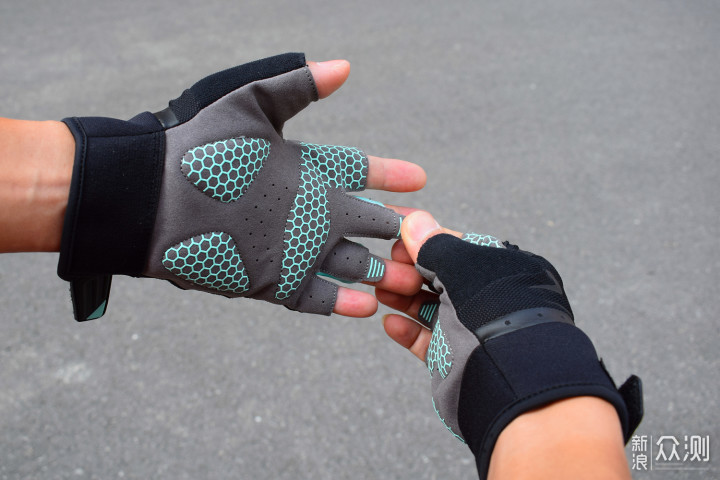 撸铁戴手套,你以为只是为了防止磨出老茧?_新浪众测