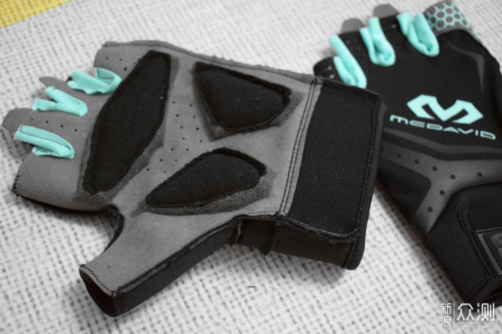 撸铁戴手套,你以为只是为了防止磨出老茧?_新浪众测