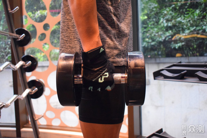 撸铁戴手套,你以为只是为了防止磨出老茧?_新浪众测