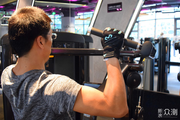 撸铁戴手套,你以为只是为了防止磨出老茧?_新浪众测