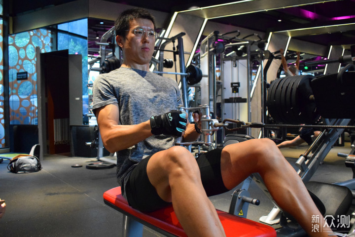 撸铁戴手套,你以为只是为了防止磨出老茧?_新浪众测