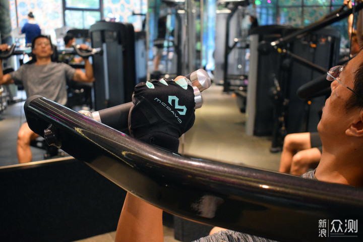 撸铁戴手套,你以为只是为了防止磨出老茧?_新浪众测