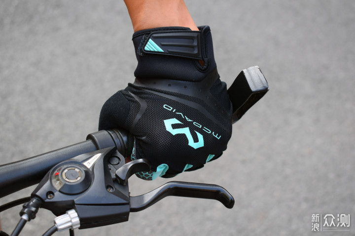 撸铁戴手套,你以为只是为了防止磨出老茧?_新浪众测