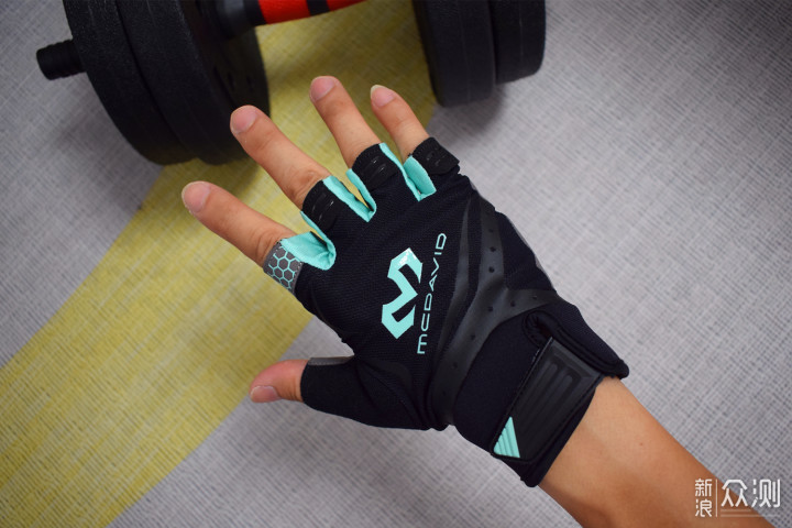 撸铁戴手套,你以为只是为了防止磨出老茧?_新浪众测