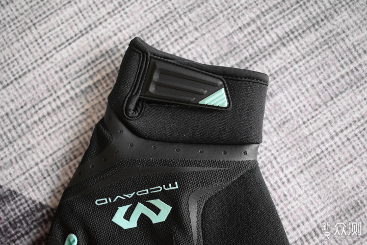 撸铁戴手套,你以为只是为了防止磨出老茧?_新浪众测