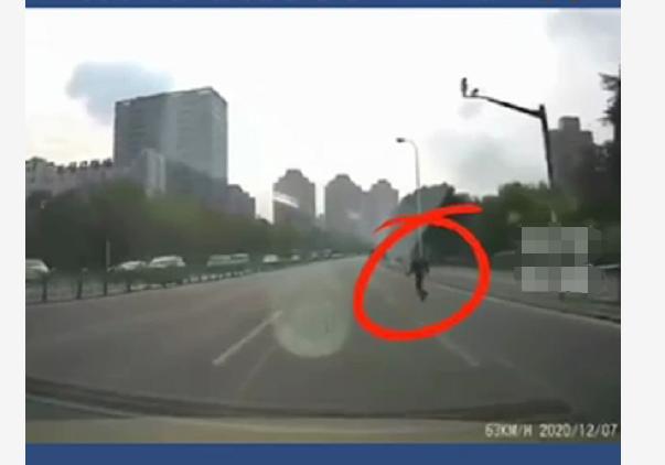 开元棋盘财神捕鱼官网版下载2023 女新手首次上路，遇到“自杀式”碰瓷，女司机智应对