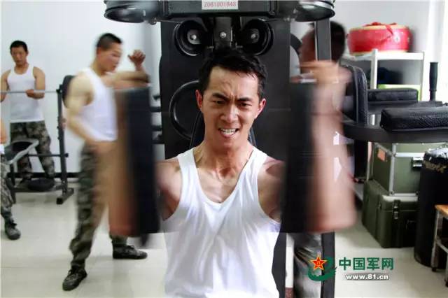 肌肉男健身技巧_综合训练器 胸肌_军营健身训练方法