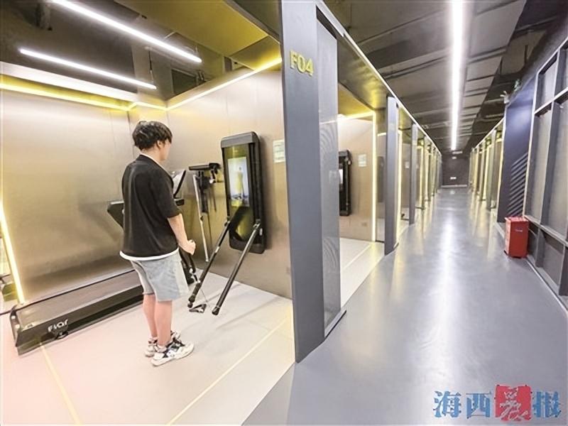 健身综合训练器_24小时健身房年轻人_深夜健身房厦门